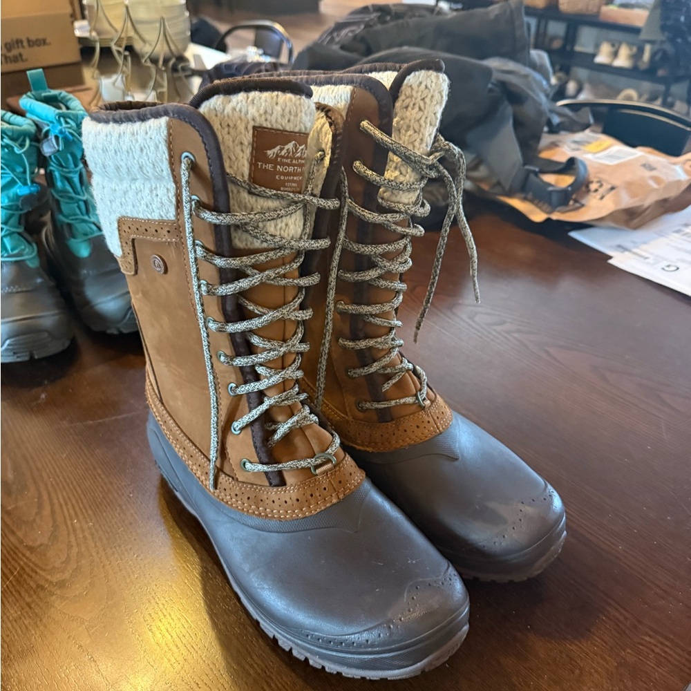 The North Face Women's Tan and Cream Winter Boots